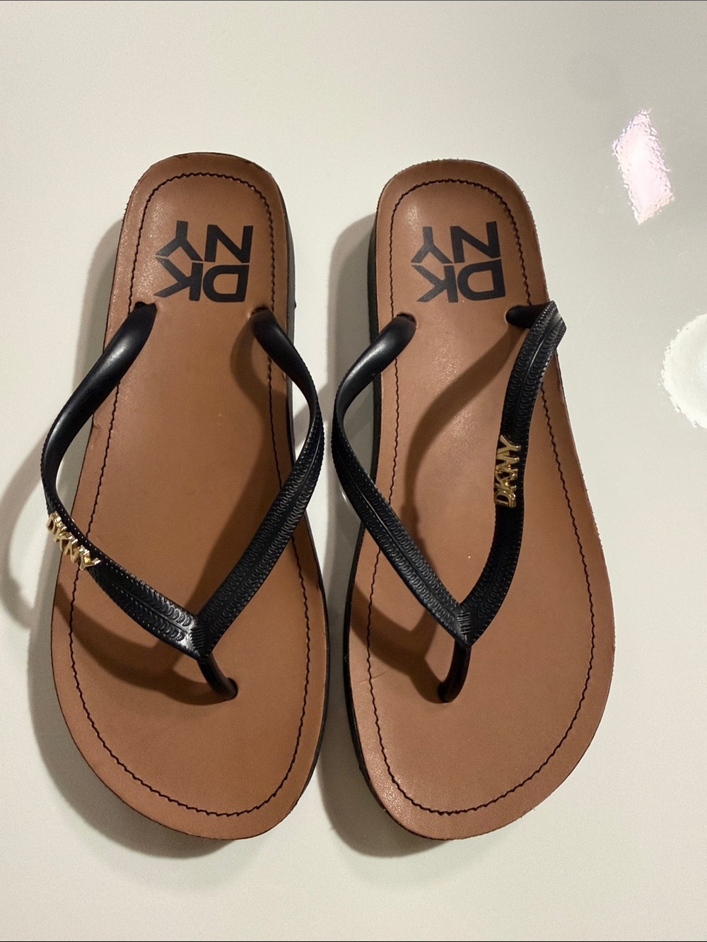 DKNY Black Strap Brown Footbed Flip Flop Sandals with Gold Logo Sz 6